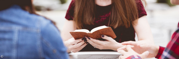 Jugendliche lesen Bibel